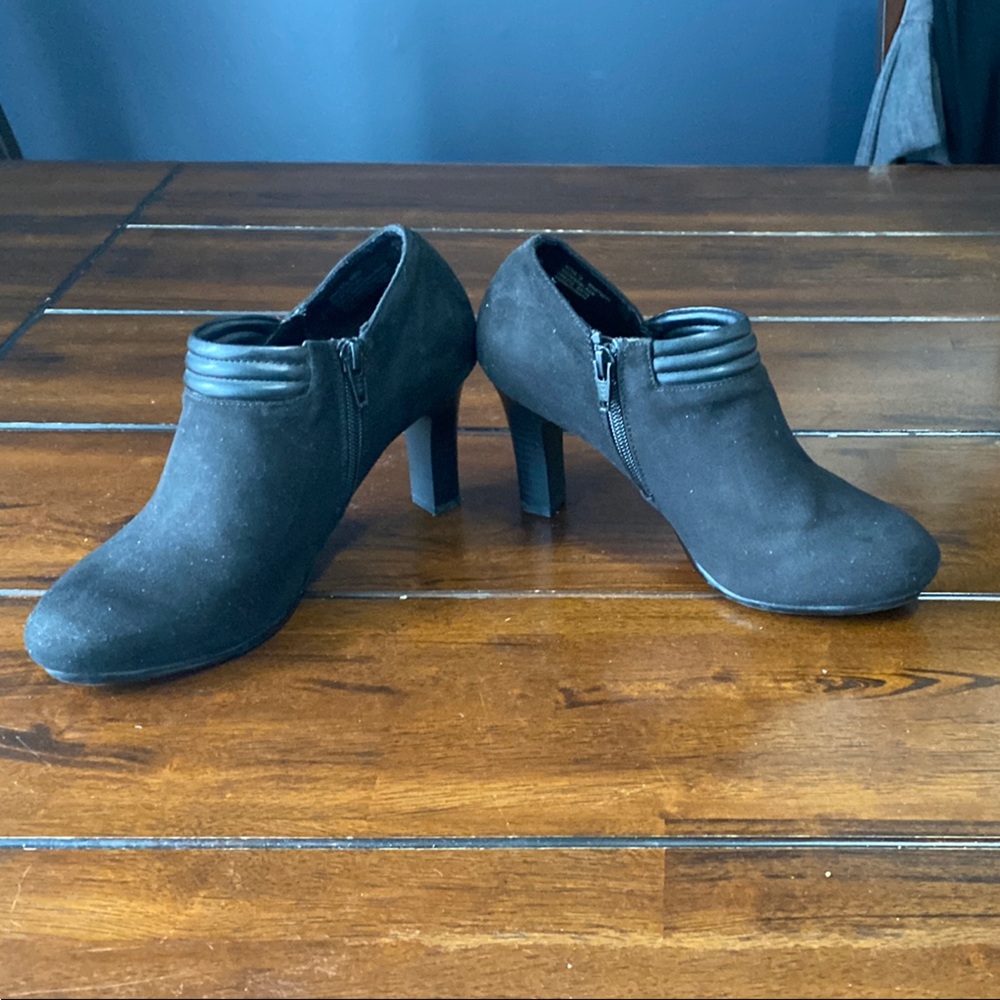 Kohl's Black Heeled Boots Sleek Design